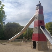 Bild vom Spielplatz anzeigen.