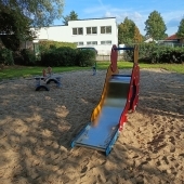 Bild vom Spielplatz anzeigen.