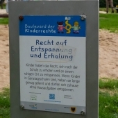 Bild vom Spielplatz anzeigen.