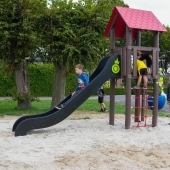 Bild vom Spielplatz anzeigen.