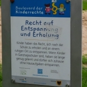 Bild vom Spielplatz anzeigen.