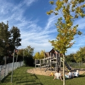 Bild vom Spielplatz anzeigen.