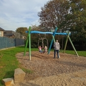 Bild vom Spielplatz anzeigen.
