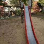 Bild vom Spielplatz anzeigen.
