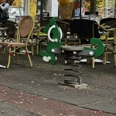 Bild vom Spielplatz anzeigen.