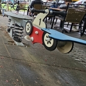 Bild vom Spielplatz anzeigen.