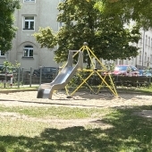 Bild vom Spielplatz anzeigen.
