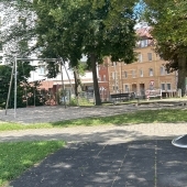 Bild vom Spielplatz anzeigen.