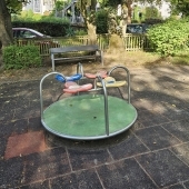 Bild vom Spielplatz anzeigen.