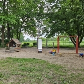 Bild vom Spielplatz anzeigen.