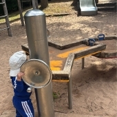 Bild vom Spielplatz anzeigen.