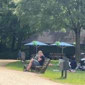 Bild vom Spielplatz anzeigen.