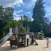 Bild vom Spielplatz anzeigen.