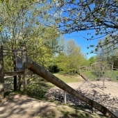 Bild vom Spielplatz anzeigen.