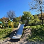 Bild vom Spielplatz anzeigen.