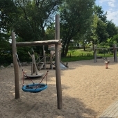 Bild vom Spielplatz anzeigen.