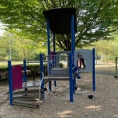 Bild vom Spielplatz anzeigen.