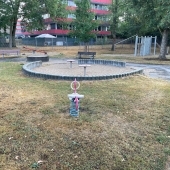 Bild vom Spielplatz anzeigen.
