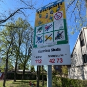 Bild vom Spielplatz anzeigen.