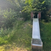 Bild vom Spielplatz anzeigen.