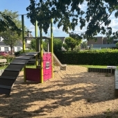 Bild vom Spielplatz anzeigen.