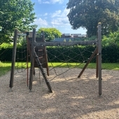 Bild vom Spielplatz anzeigen.