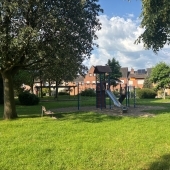 Bild vom Spielplatz anzeigen.