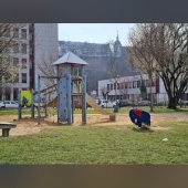 Bild vom Spielplatz anzeigen.