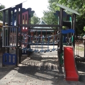 Bild vom Spielplatz anzeigen.