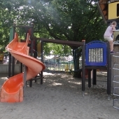 Bild vom Spielplatz anzeigen.