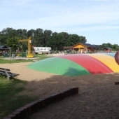 Bild vom Spielplatz anzeigen.