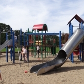 Bild vom Spielplatz anzeigen.
