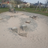Bild vom Spielplatz anzeigen.