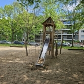Bild vom Spielplatz anzeigen.