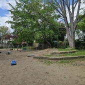Bild vom Spielplatz anzeigen.
