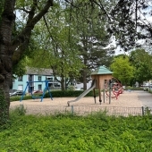 Bild vom Spielplatz anzeigen.