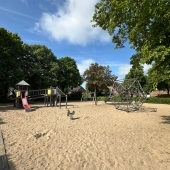 Bild vom Spielplatz anzeigen.