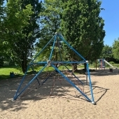 Bild vom Spielplatz anzeigen.