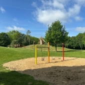 Bild vom Spielplatz anzeigen.