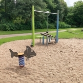 Bild vom Spielplatz anzeigen.