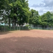 Bild vom Spielplatz anzeigen.