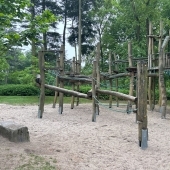 Bild vom Spielplatz anzeigen.