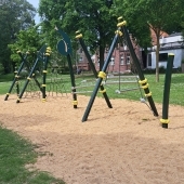 Bild vom Spielplatz anzeigen.