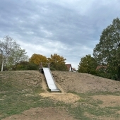 Bild vom Spielplatz anzeigen.