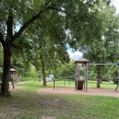 Bild vom Spielplatz anzeigen.