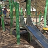 Bild vom Spielplatz anzeigen.