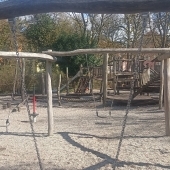 Bild vom Spielplatz anzeigen.
