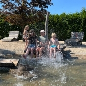 Bild vom Spielplatz anzeigen.