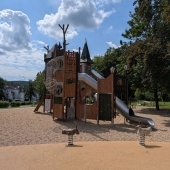 Bild vom Spielplatz anzeigen.
