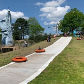 Bild vom Spielplatz anzeigen.